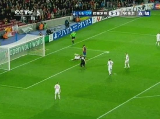 图21 内斯塔赶在梅西之前将球解围