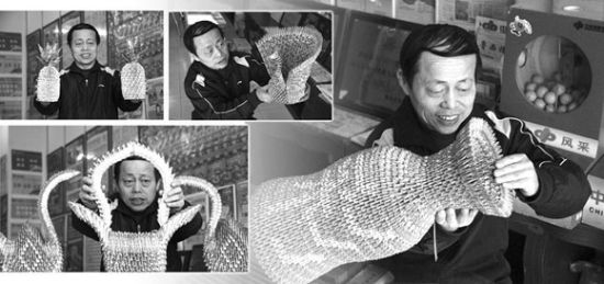 齐锦华展示折叠的工艺品