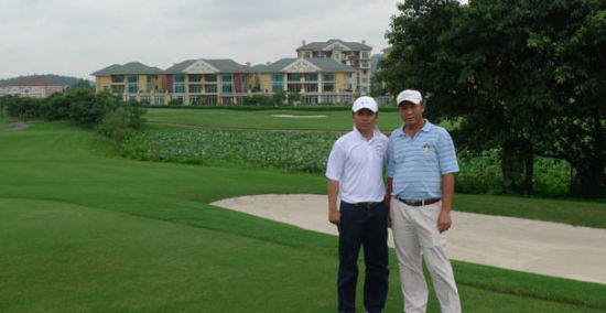 博友在球场合影