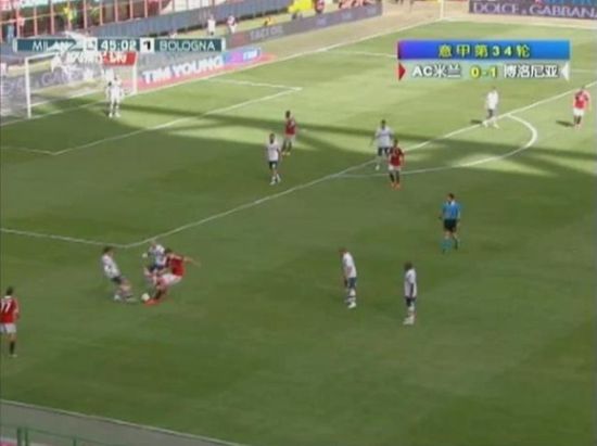 图10 博洛尼亚队员连续夹抢