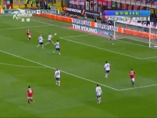 图18 博洛尼亚后卫胸部回传守门员