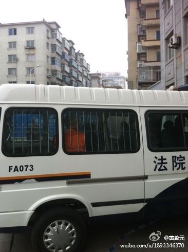 谢亚龙被押送到法院