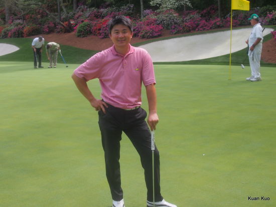 在果岭准备推杆