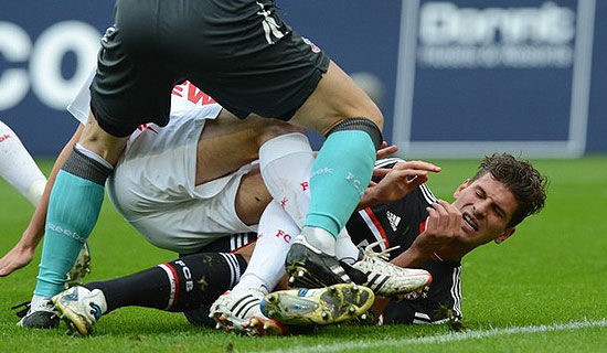 戈麦斯赛后透露，比赛结束后裁判就让拜仁球员快跑