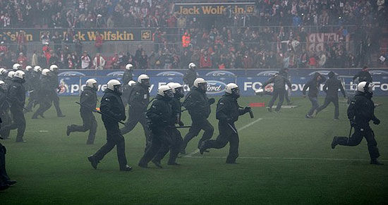 防暴警察进场平息骚乱