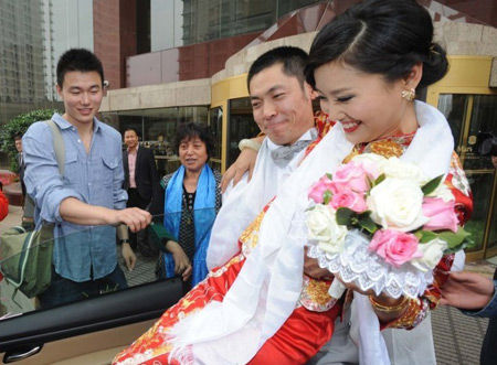 张庆鹏抱得美人归