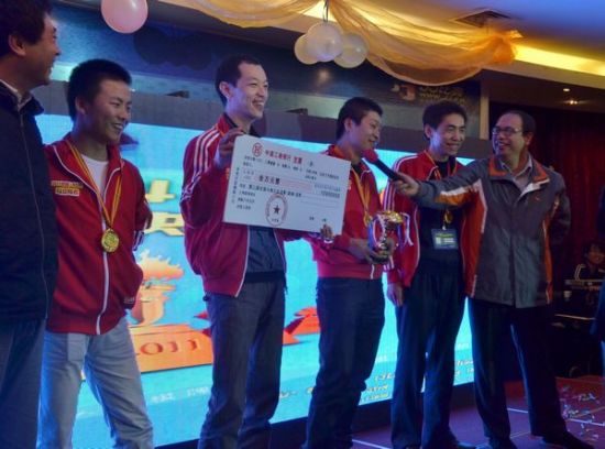 图1.jpg：第三届总决赛团体冠军获奖照