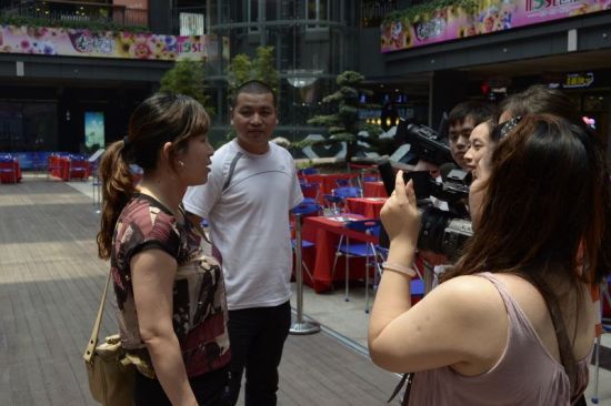 图1：闪婚夫妻接受媒体采访