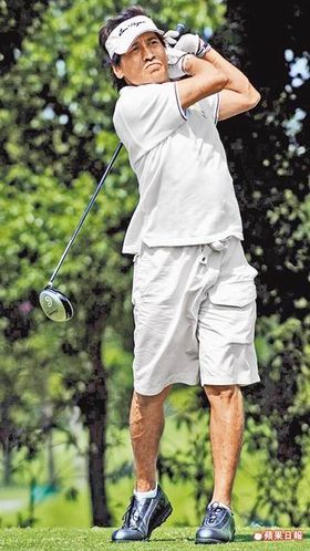 齐秦挥杆高尔夫