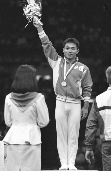 1988年9月24日，楼云获得第24届汉城奥运会男子跳马金牌。图为楼云在领奖台上。