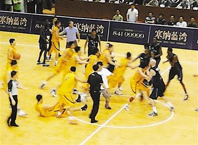 前晚，浙江广厦与美国新奥尔良飓风队大打出手。