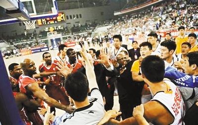 2012年5月9日，山西中宇男篮与美国传奇巨星队起冲突。