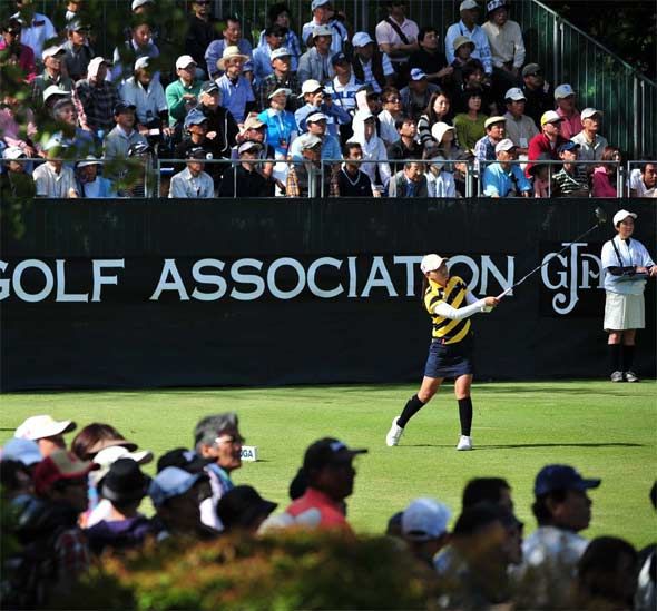 女子日巡赛在日本关注度高，球员受热捧。