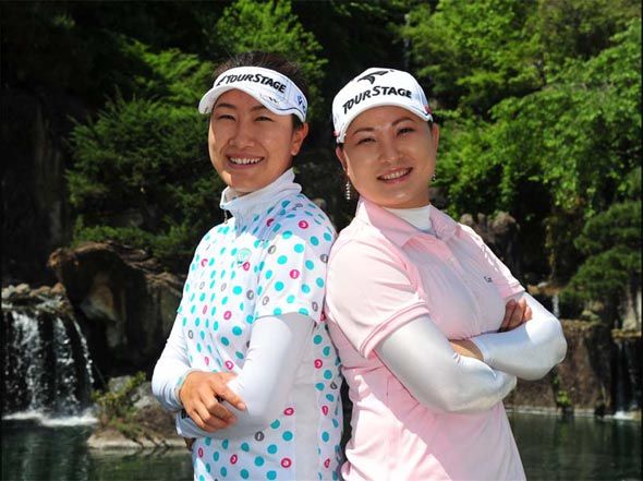 叶莉英(左)和杨涛丽在福冈