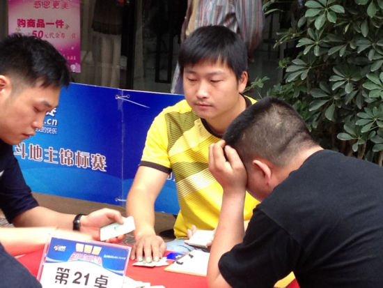 图2：儿子在比赛时(图中)