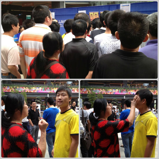 图3：妈妈翘望结果，给儿子加油，为儿子拂汗