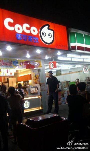 姚明现身奶茶店