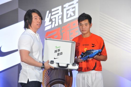 梁冠聪获胜球鞋