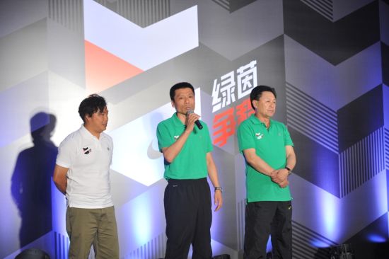 评委团成员：李志坚，吕军，刘春明鼓励小球员