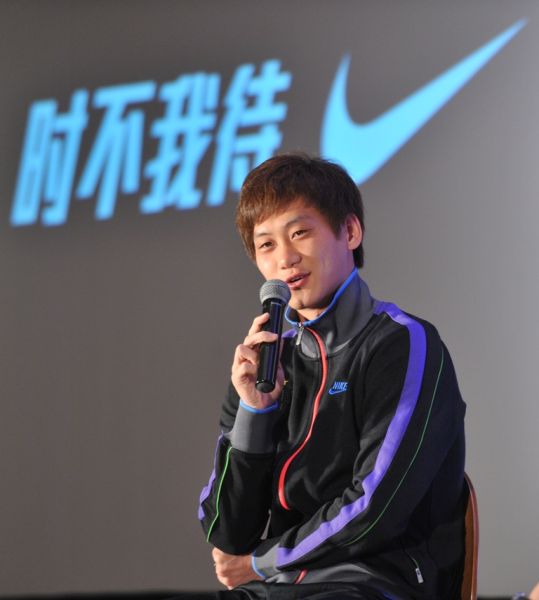 2010年绿茵争程全国决赛获胜者裴帅现场鼓励小球员