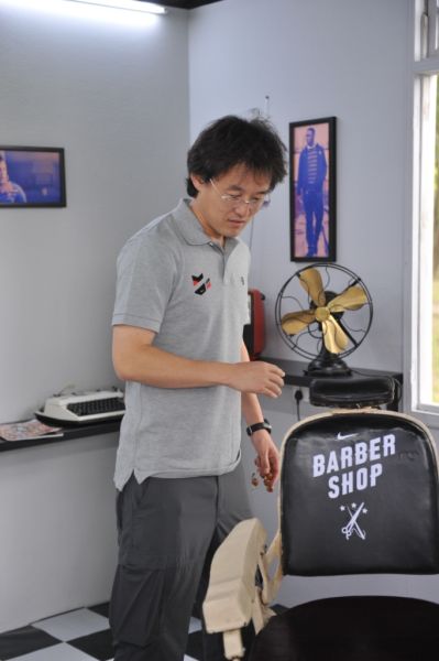 孙继海载耐克理发店里饶有兴趣的看着复古的理发用桌椅