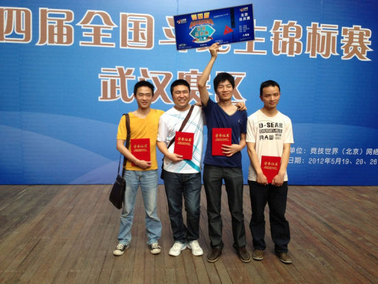 龙在接受武汉电视台记者采访