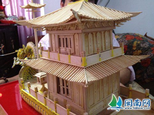 楼阁虽然小，门窗却都可以打开