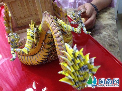 龙尾微张，五爪分明有力