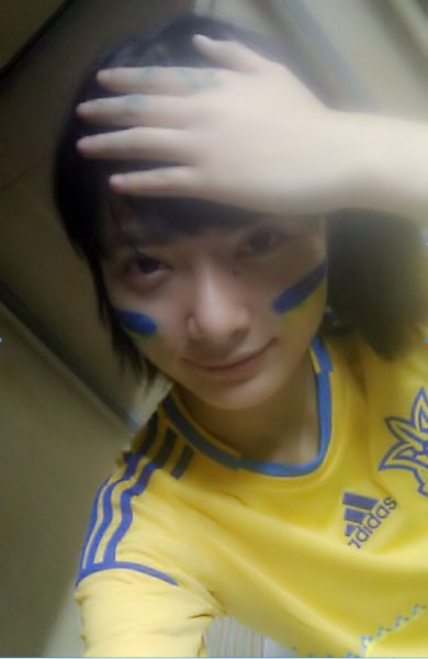 泪水抹花了脸上的国旗