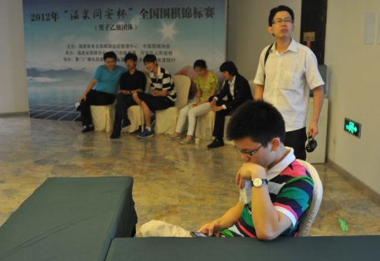 廖行文场外等待消息