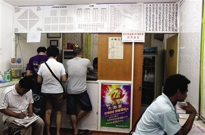 　　昨日，三里屯南路一彩票站内，彩民们在排队买彩票。前日，这里开出5.7亿元大奖。新京报记者 孙纯霞 摄