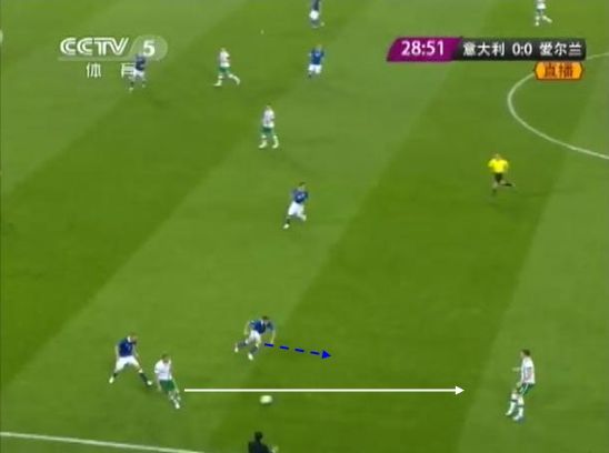 图4 达夫迫不得已回传同伴，马尔基西奥同时上抢