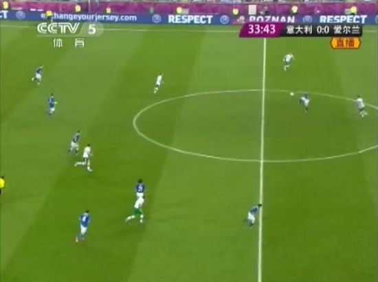 图9 爱尔兰球员在逼迫下出现传球失误，卡萨诺得球