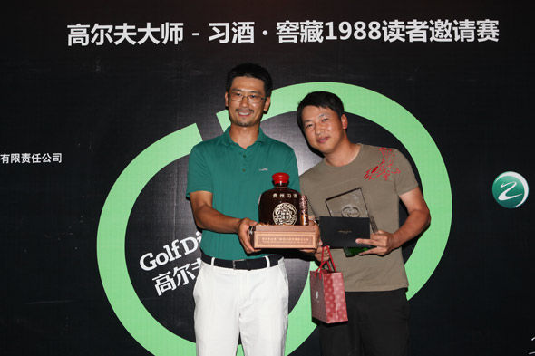 大师高尔夫发展有限公司副总裁、高尔夫大师执行出版人张剑虹(左)为总杆冠军颁奖