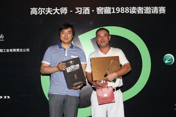 北京七彩云南商贸有限公司市场市场推广经理许培(左)为净杆冠军颁奖