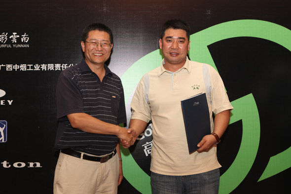 佳平医疗总裁王维铭(左)抽出一名幸运读者获得价值一万元的佳平医疗贵宾卡