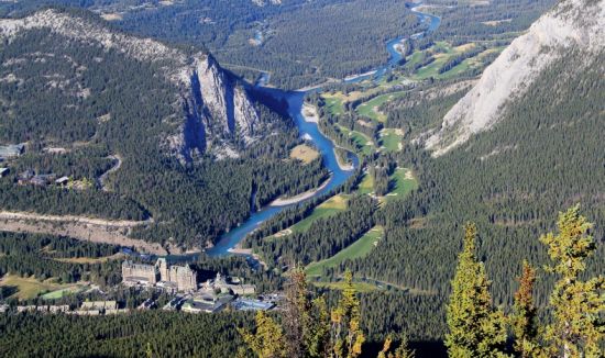 从硫磺山山顶俯瞰费尔蒙温泉高尔夫俱乐部。
