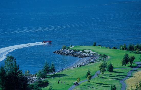 坐拥豪湾的费雷小溪乡村俱乐部。下了游艇就是14洞果岭。