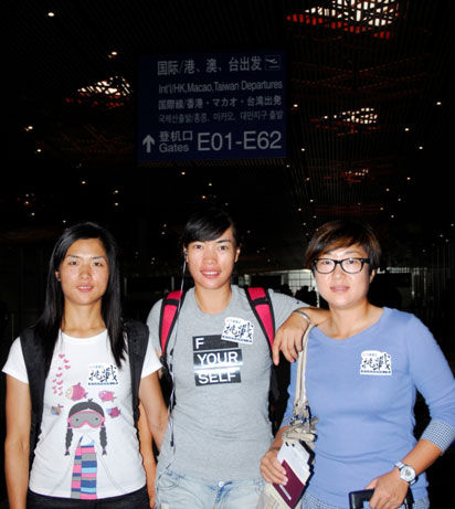 闫盼盼、白云雁、郭彩竹三名选手从北京机场赴日