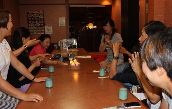 大家为闫盼盼过生日