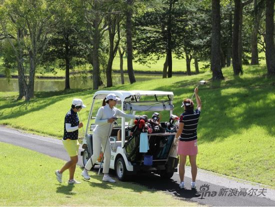 下场无球童，球杆自己拿