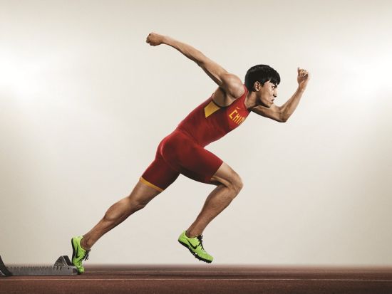 刘翔穿着全新耐克比赛装备示范