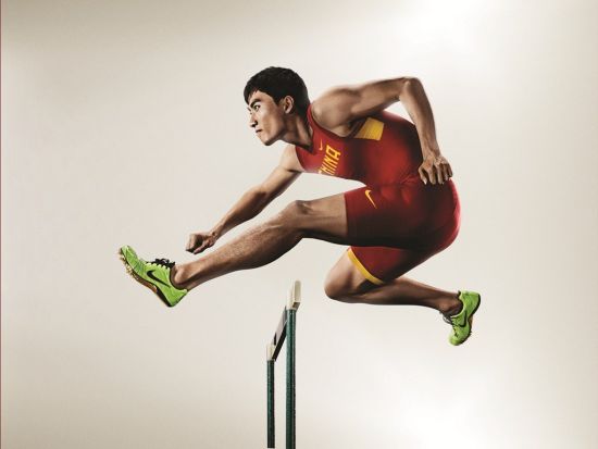 刘翔穿着全新耐克比赛装备示范