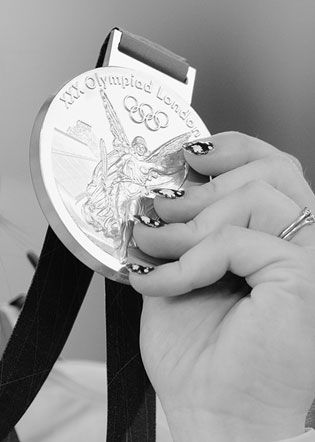 　　　伦敦奥运会金牌。新华社记者 李尕 摄 