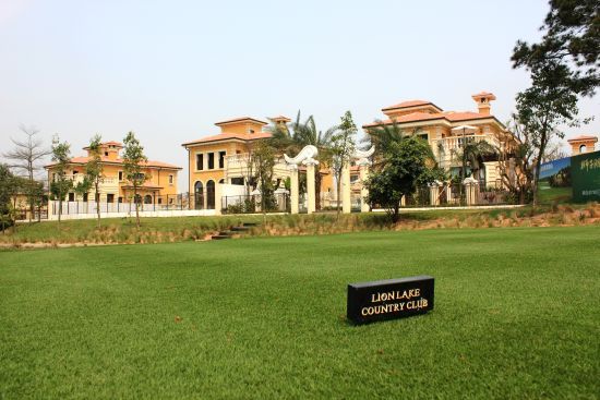 狮子湖月球球场边的高尔夫别墅群