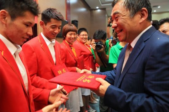 奥运冠军们接过聘书