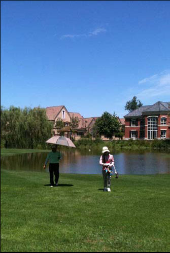 东京都球场积水严重，球友坚持打球。