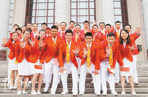 中国羽毛球队在人民大会堂前合影