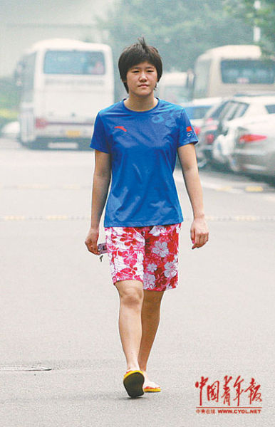 8月17日，在伦敦创造泳坛奇迹的16岁女孩叶诗文走在国家体育总局训练局大院。