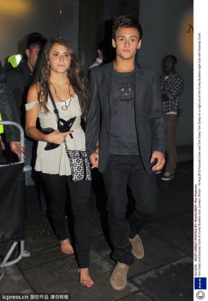 两人兴致很高走出夜店